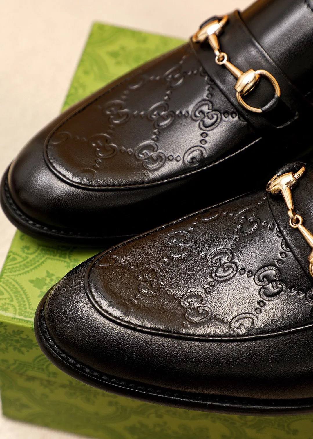 Men's shoes 💰400 💐 Product trademark: GUCCI "Gucci" casual leather shoes Regular size: 39-44 (38.45.46🉑️Customized) Product materials: Selected imported first-layer calfskin embossed upper + luxury hardware buckle, imported 🐑 sheepskin lining. Strong three-dimensional visual effect, original combination outsole Color: 1⃣️color optional